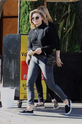 Enjoys_a_lunch_with_her_family_at_Il_Pastaio_in_Beverly_Hills2C_CA_281929.jpg