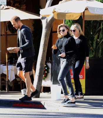 Enjoys_a_lunch_with_her_family_at_Il_Pastaio_in_Beverly_Hills2C_CA_282229.jpg