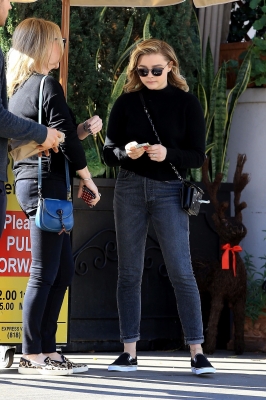 Enjoys_a_lunch_with_her_family_at_Il_Pastaio_in_Beverly_Hills2C_CA_28529.jpg