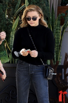 Enjoys_a_lunch_with_her_family_at_Il_Pastaio_in_Beverly_Hills2C_CA_28629.jpg