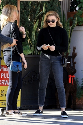 Enjoys_a_lunch_with_her_family_at_Il_Pastaio_in_Beverly_Hills2C_CA_28729.jpg