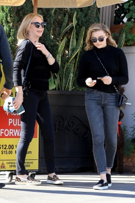 Enjoys_a_lunch_with_her_family_at_Il_Pastaio_in_Beverly_Hills2C_CA_28929.jpg