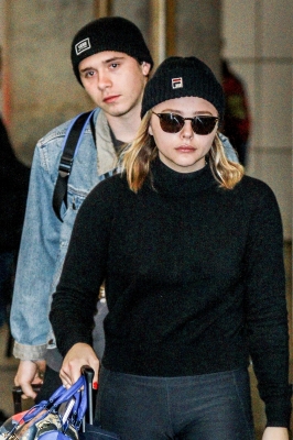 Spotted_at_JFK_Airport_with_Brooklyn_Beckham_in_NYC_28129.jpg