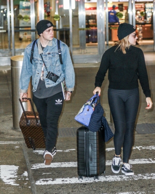 Spotted_at_JFK_Airport_with_Brooklyn_Beckham_in_NYC_281829.jpg