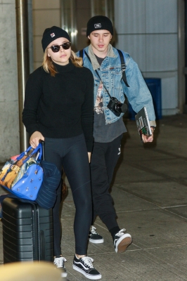 Spotted_at_JFK_Airport_with_Brooklyn_Beckham_in_NYC_28329.jpg