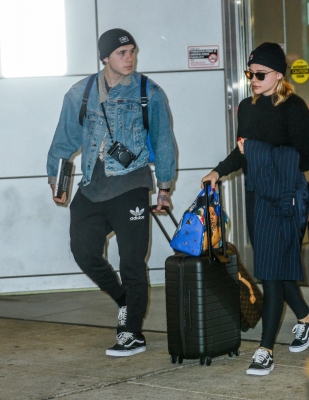 Spotted_at_JFK_Airport_with_Brooklyn_Beckham_in_NYC_28929.jpg
