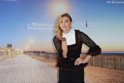 Chloe-Moretz_-Paying-Homage-Photocall-at-42th-Deauville-US-Film-Festival--07.jpg