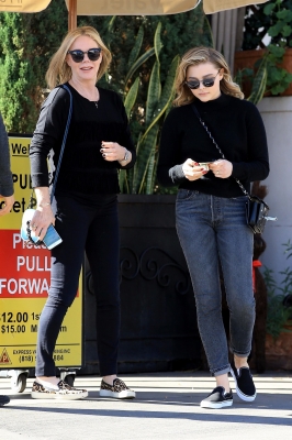 Enjoys_a_lunch_with_her_family_at_Il_Pastaio_in_Beverly_Hills2C_CA_28329.jpg