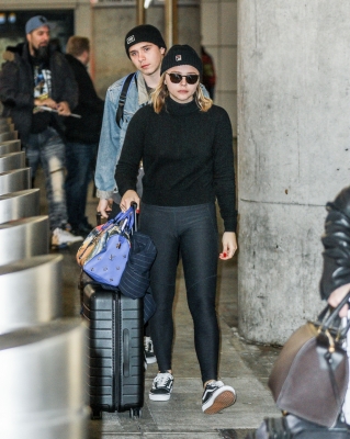 Spotted_at_JFK_Airport_with_Brooklyn_Beckham_in_NYC_281129.jpg