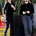 Enjoys_a_lunch_with_her_family_at_Il_Pastaio_in_Beverly_Hills2C_CA_28229.jpg